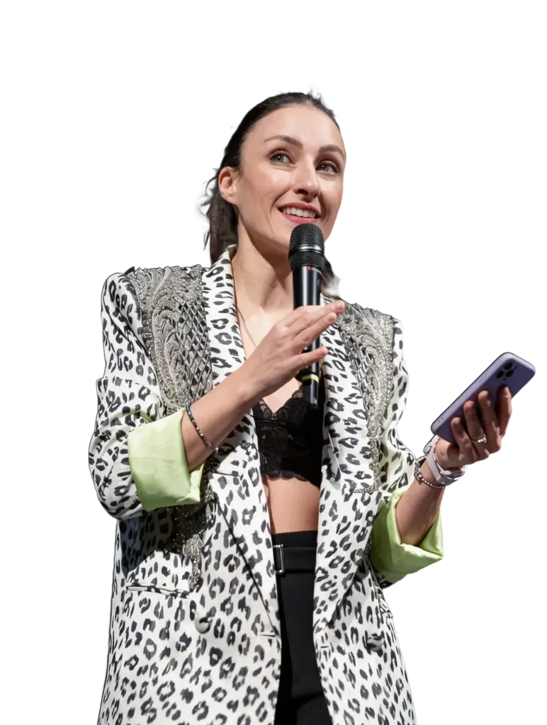 Emanuela Maisano, conduttrice, sul palco con il microfono